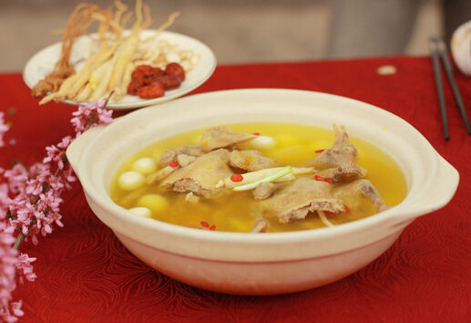 香菇雞湯有什么功效？雞湯能夠幫助治療感冒