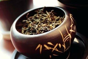 口臭吃什么好？七種食物去除口臭讓你吐氣，嚼嚼茶葉去口臭