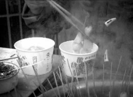 街邊小吃一次性紙碗質量堪憂，熱水一沖便漏洞謹防燙傷