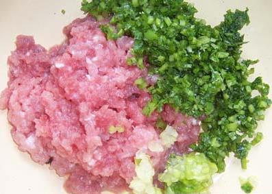 拌肉餡加點(diǎn)土豆沫 吸湯汁留營養(yǎng)