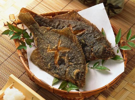怎樣煎魚不掉皮？怎么煎魚不粘鍋？煎魚不掉皮不粘鍋的小竅門