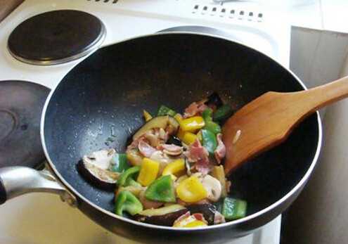 怎么炒菜不濺油？燒油前先把鍋擦干凈