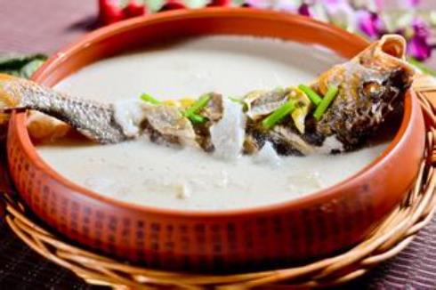 如何燉出奶白色的魚湯？怎樣燉魚湯味道更鮮