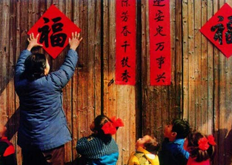 貼春聯(lián)的來歷-貼春聯(lián)的文化內涵