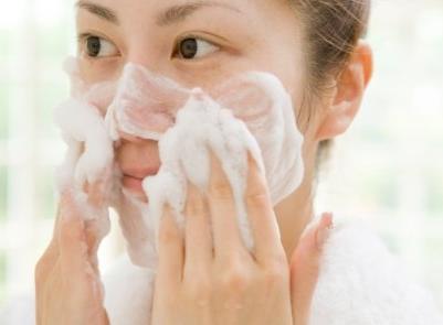 錯誤保養(yǎng)壞習(xí)慣：5種毀容舉動比別人老得快