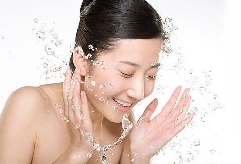 用什么洗臉最好？正確的洗臉方法六十歲都沒皺紋