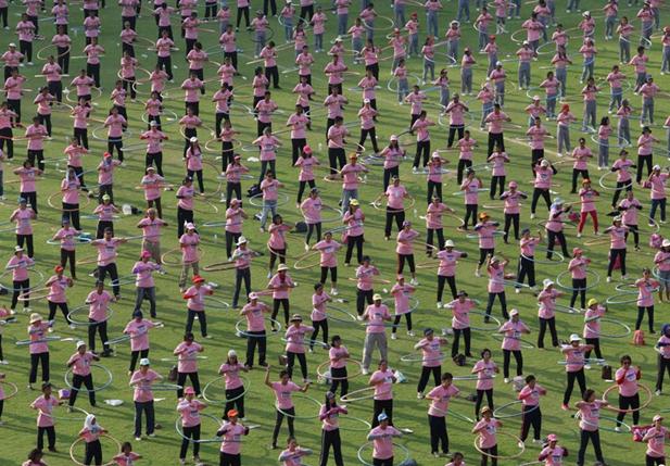 近日，泰國Thammasat大學(xué)，大約5000人一起轉(zhuǎn)呼啦圈，創(chuàng)新的吉尼斯紀(jì)錄。