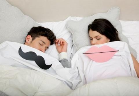 睡覺(jué)姿勢(shì) 氛圍 睡姿看性格 正確的睡姿 夫妻生活 男女差異