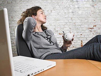 困了怎么辦？白領(lǐng)一族上班族學(xué)生族犯困時提神醒腦小妙招