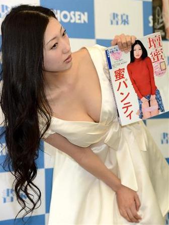 av女王壇蜜亮相新寫(xiě)真發(fā)賣(mài)會(huì)，上演內(nèi)褲誘惑撩裙展示內(nèi)褲
