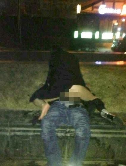 成都猛女鬧市區(qū)強(qiáng)奸過路男人，路邊野戰(zhàn)完事后提上褲子瀟灑離開