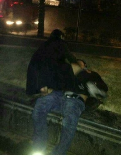 成都猛女鬧市區(qū)強(qiáng)奸過路男人，路邊野戰(zhàn)完事后提上褲子瀟灑離開