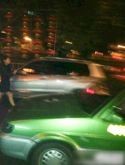 成都猛女鬧市區(qū)強(qiáng)奸過路男人，路邊野戰(zhàn)完事后提上褲子瀟灑離開