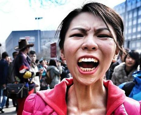 北影哭泣姐落榜大哭撒潑打滾圖走紅，網(wǎng)友調(diào)侃“哭這么丑怎么演瓊瑤戲”