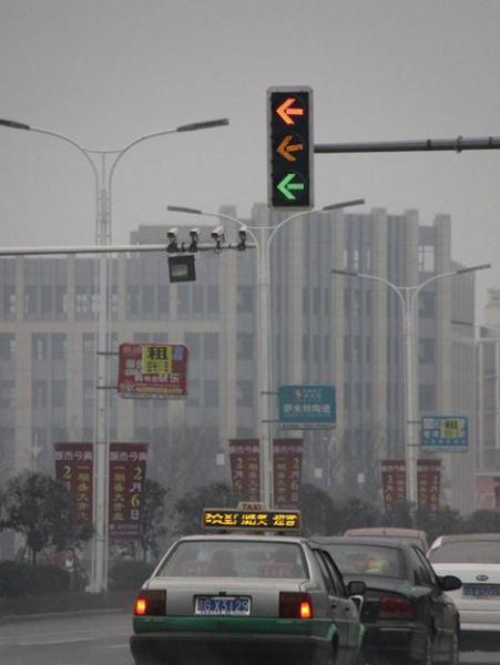 江西瑞昌一路口紅黃綠燈齊亮，行人車輛無所適從半個月未修理