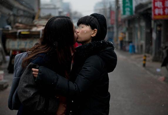 北京一對(duì)女同性戀結(jié)婚登記遭拒憤而擁吻，與著名演員濮存昕街頭交流