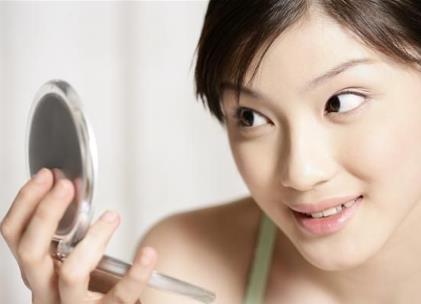 照鏡子比真實(shí)的自己好看？專家稱心情好更加分