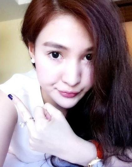 郭美美微博傳豎中指照，聲稱“不好欺負”要讓某些人沒臉活，網(wǎng)友評顫抖吧干爹們。