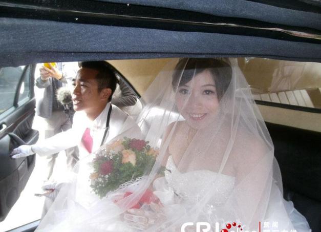 臺灣男子選忌嫁娶日大年初三完婚，六輛加長型殯葬禮車娶親