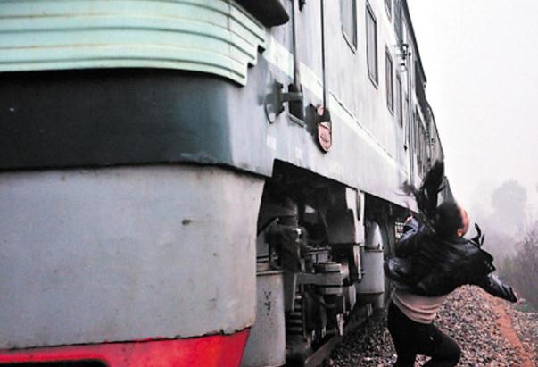 兩長沙女子為與火車拍照合影，逼停飛馳列車(圖)