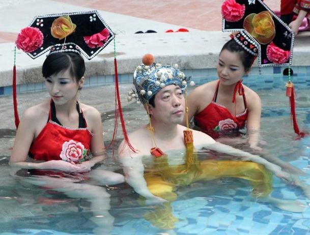 河南一溫泉會(huì)所開(kāi)業(yè)，山西男子花十萬(wàn)元享受“帝王頭湯”
