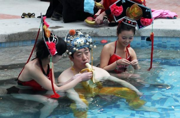 河南一溫泉會(huì)所開(kāi)業(yè)，山西男子花十萬(wàn)元享受“帝王頭湯”