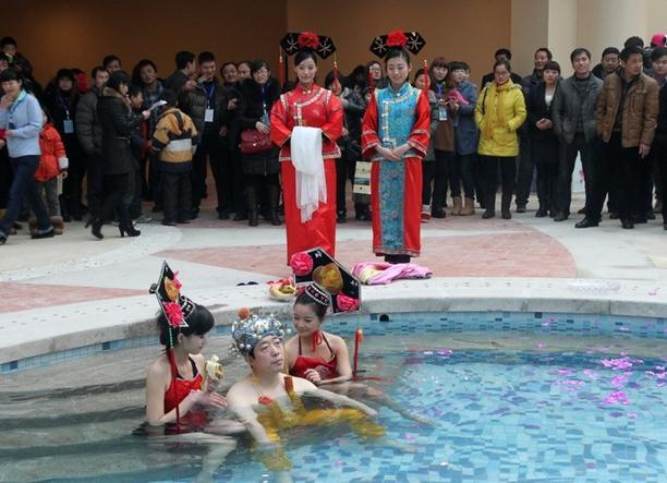 河南一溫泉會(huì)所開(kāi)業(yè)，山西男子花十萬(wàn)元享受“帝王頭湯”