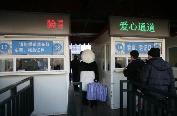 行為藝術(shù)？旅客穿熊貓玩偶服扮成大熊貓體驗春運(yùn)遭圍觀