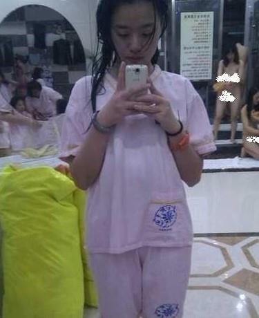 繼蘇州水霸王澡堂子女浴客全裸露點門后，蘇州水霸王浴室連拍孩童賣萌照，脫褲男子露臀又不幸成為背景(圖)