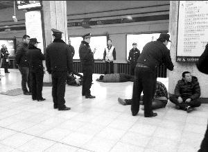 4男子北京地鐵上群毆，從北京站打到朝陽門，乘客怕誤傷讓出1節(jié)車廂