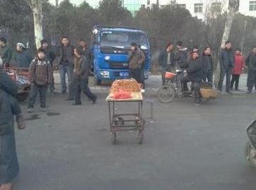 洛陽切糕黨公路攔車強(qiáng)賣切糕1刀下去550元，坑爹的強(qiáng)買強(qiáng)賣還要協(xié)商解決