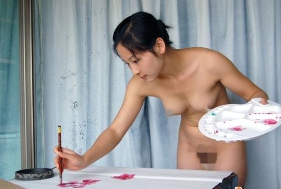 才女雅芬全裸作畫全過程，用胸部伏地畫畫疑炒作(圖)，網(wǎng)爆才女雅芬作畫全過程，脫了畫能畫好點？色情還是藝術(shù)