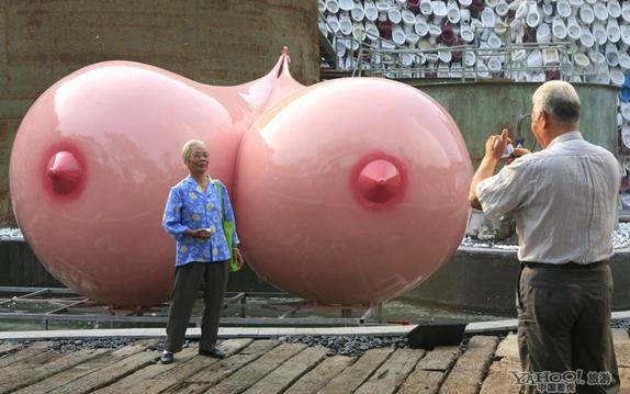首屆中國（佛山）陶瓷節(jié)開幕，石灣公園內的“世界第一巨乳”吸引市民拍照留影。