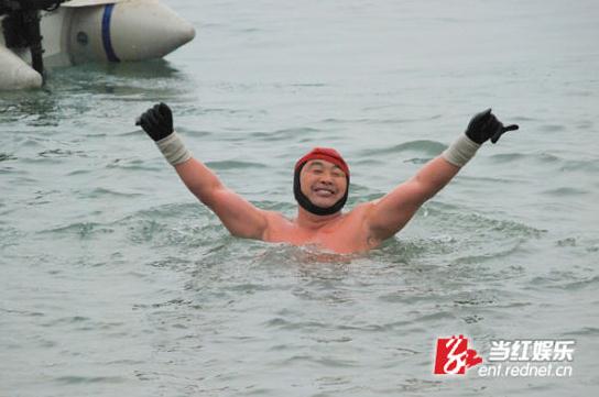 耐寒奇人長沙街頭挑戰(zhàn)人類耐寒極限，比基尼美女體驗“冰凍”