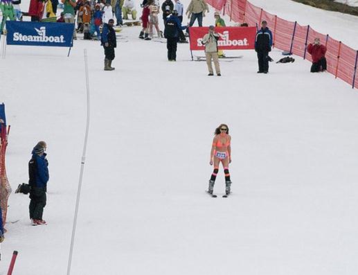 美麗凍人：比基尼美女穿著比基尼去滑雪，不怕寒冷不怕走光