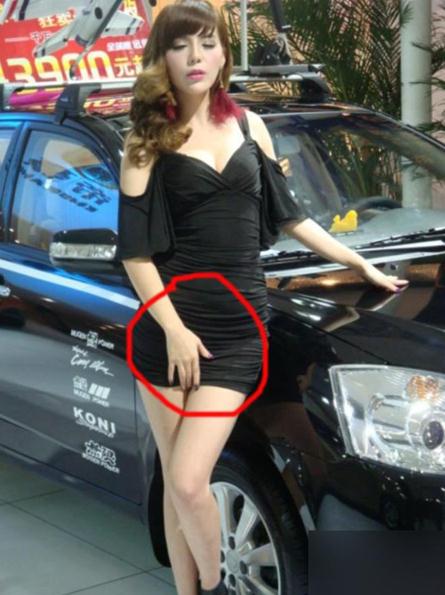 長(zhǎng)沙國(guó)際車展自慰姐為搶鏡出奇招：表情銷魂手撫下體，秒殺全場(chǎng)胸器一摸成名