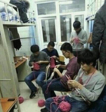 男生寢室集體織毛衣走紅，引無數(shù)女生“情何以堪”
