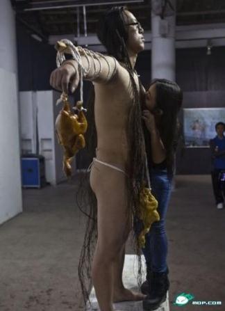 湖南某藝術(shù)學(xué)院大二女生為全裸男印吻痕以示愛(ài)情忠貞，1000個(gè)吻痕被批擾亂視線