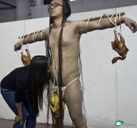 湖南某藝術(shù)學(xué)院大二女生為全裸男印吻痕以示愛(ài)情忠貞，1000個(gè)吻痕被批擾亂視線