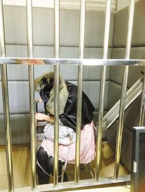 深圳寶馬女車主酒駕，拒絕檢查狠踢交警下體命根子