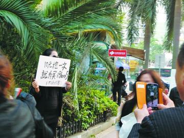 黑衣美女街頭賣擁抱一次10元，男子害羞與其合影，網(wǎng)友斥其滿足物質(zhì)享受的物質(zhì)女