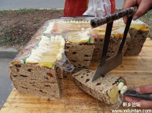 湖南村民買(mǎi)新疆切糕引沖突，警方稱(chēng)被毀切糕值16萬(wàn)，切糕風(fēng)靡微博被喻“硬通貨”