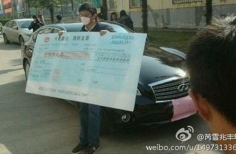 華中科技大學(xué)100萬求婚門：男子開豪車持百萬支票在華中科大求婚