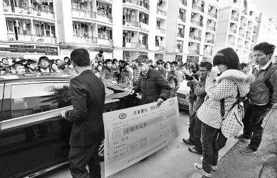 華中科技大學(xué)100萬求婚門：男子開豪車持百萬支票在華中科大求婚