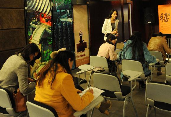 億萬(wàn)富豪相親團(tuán)走秀武漢遇冷，169名女孩赴約5人入圍