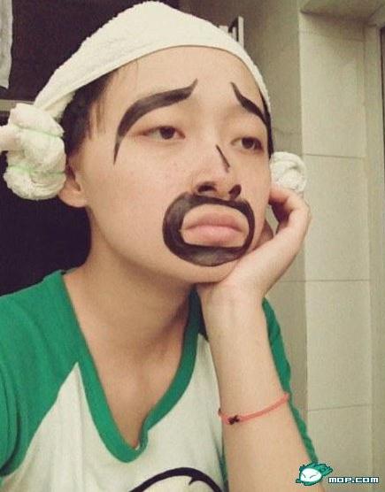 鬼臉妹子微博曬鬼臉犯二組圖走紅，早就說過不能放我一個人在宿舍