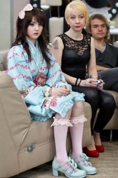 英國(guó)15歲瓷娃娃少女爆紅網(wǎng)絡(luò)遭追捧，有網(wǎng)友稱是怪胎