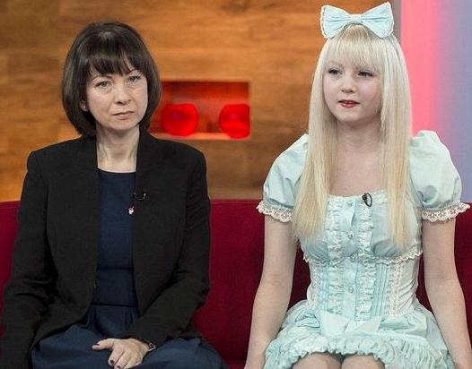 英國(guó)15歲瓷娃娃少女爆紅網(wǎng)絡(luò)，專家擔(dān)心潮流使青少年早熟
