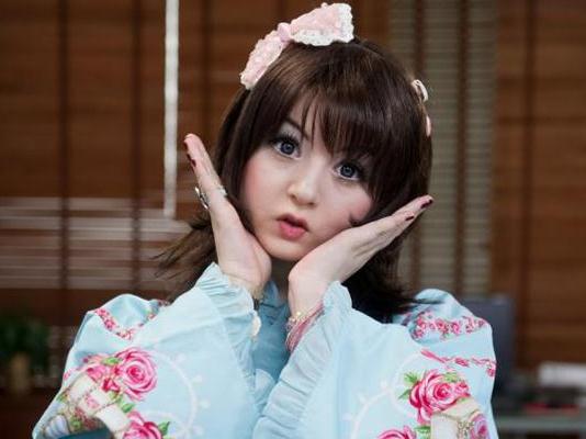 英國(guó)15歲瓷娃娃少女爆紅網(wǎng)絡(luò)遭追捧，有網(wǎng)友稱是怪胎