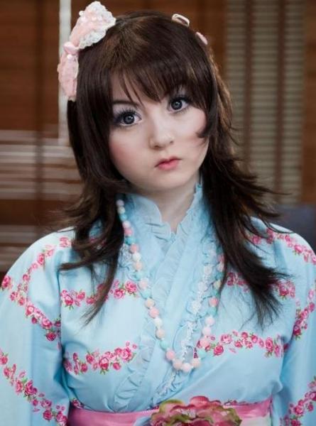 英國(guó)15歲瓷娃娃少女爆紅網(wǎng)絡(luò)，專家擔(dān)心潮流使青少年早熟